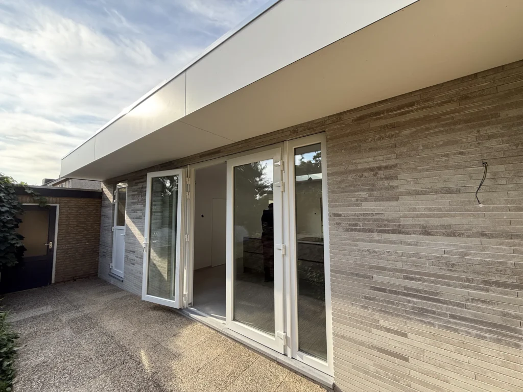 Aanbouw met MBI Geostylistix-gevelstenen en openslaande tuindeuren