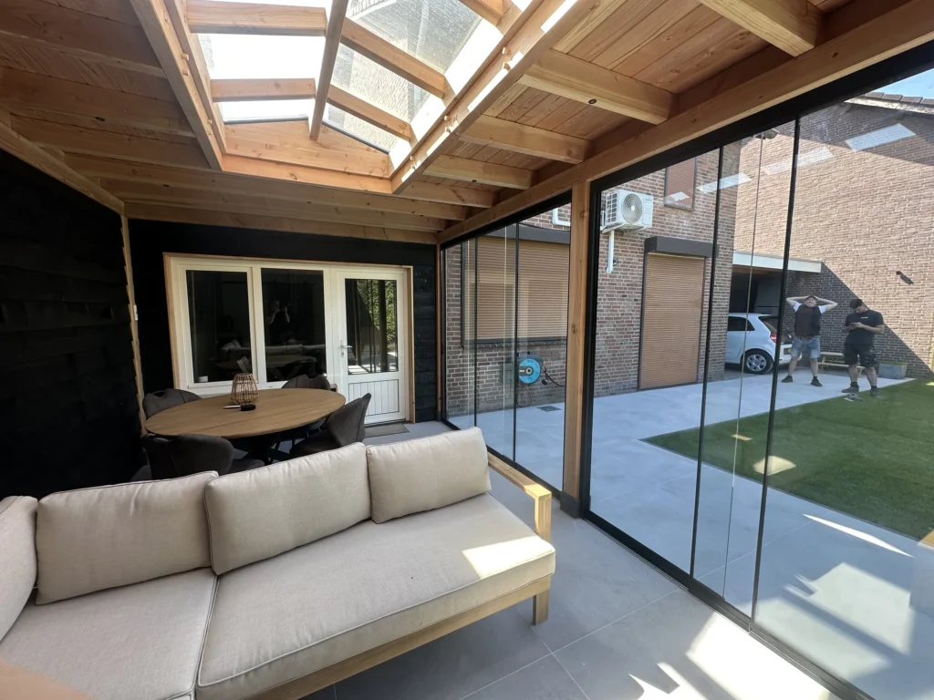 Loungebank en eettafel in de douglas houten tuinkamer