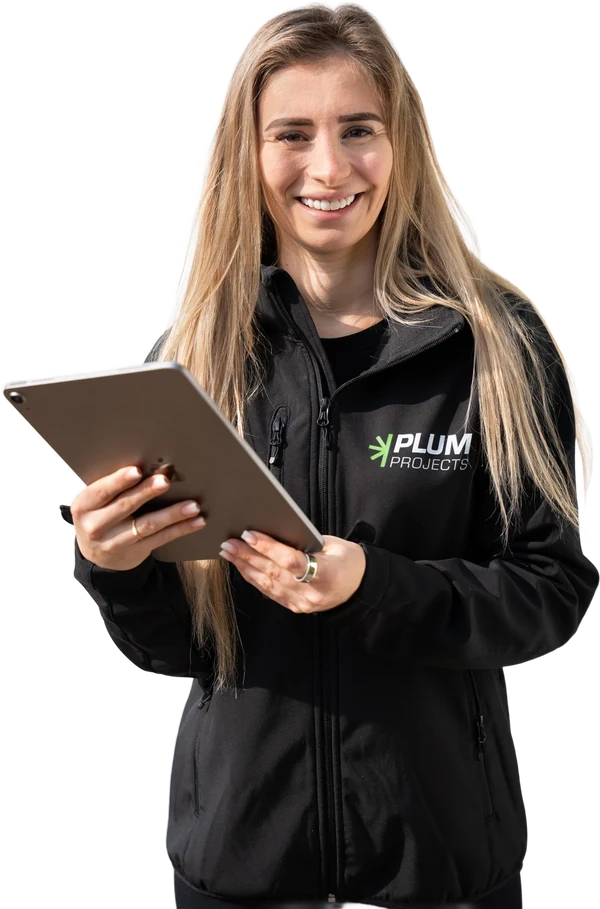Alicia van Plum Projects op kantoor met tablet