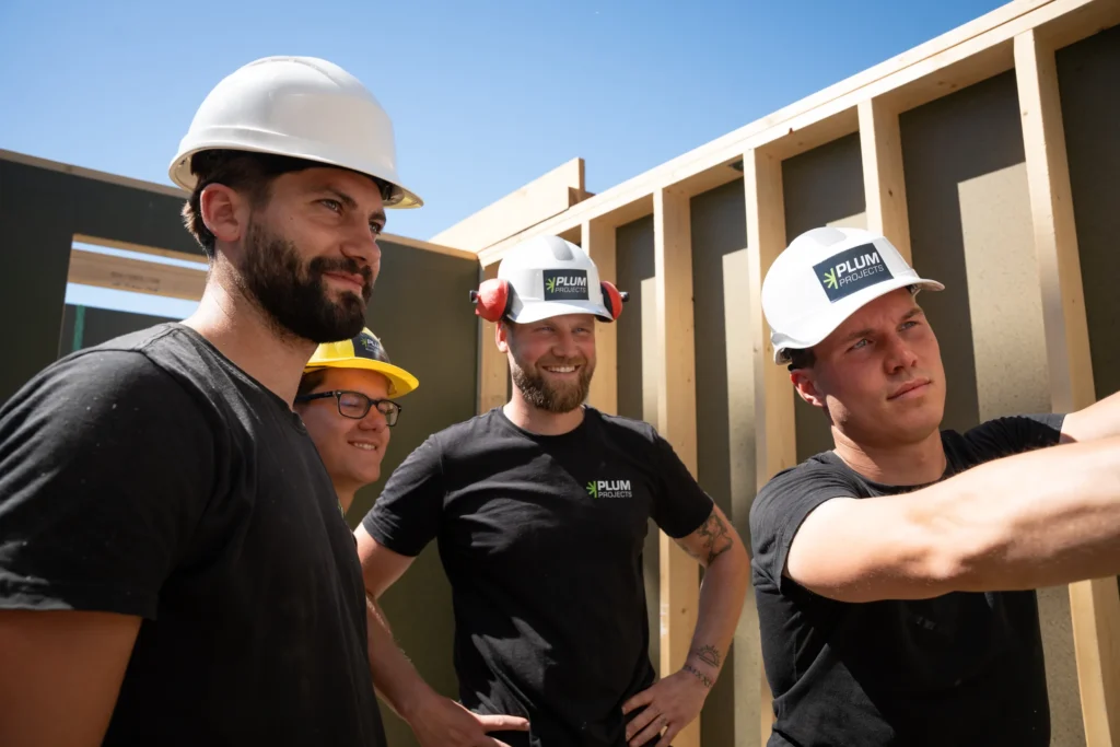 Het team van Plum Projects overlegt op de bouwplaats