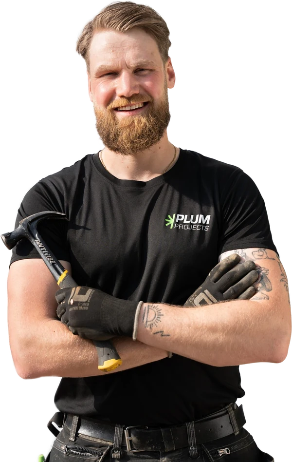 Vakman van Plum Projects met hamer