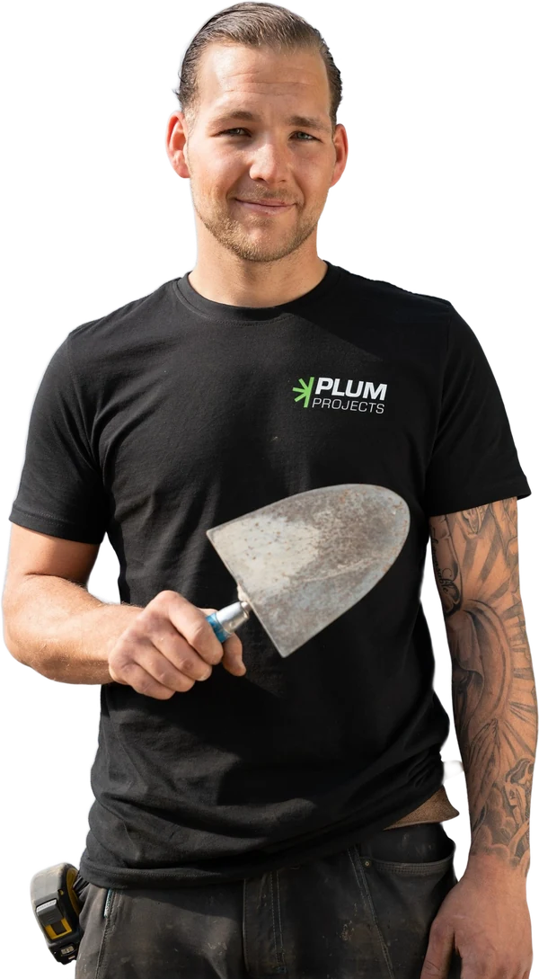 Vakman van Plum Projects met troffel