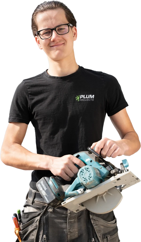 Vakman van Plum Projects met cirkelzaag