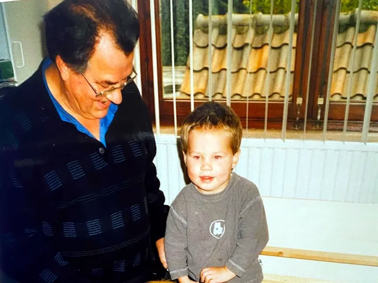 Dani Plummen als kleine jongen aan het klussen, 2006