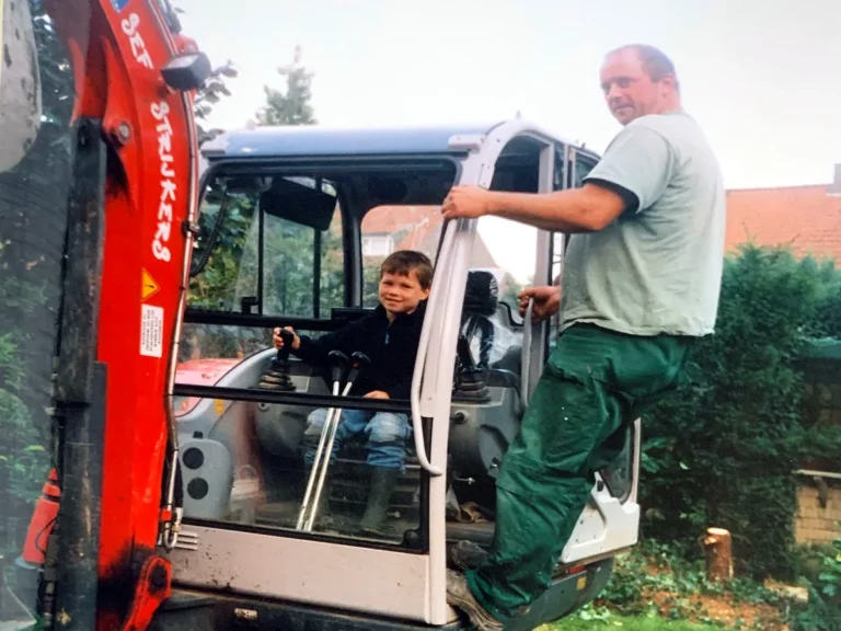 Dani Plummen aan het werk op de bouw, 2014