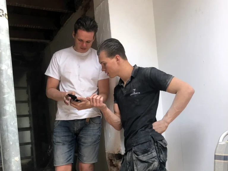 Dani Plummen overlegt met een vriend tijdens de verbouwing van diens eerste huis, 2018