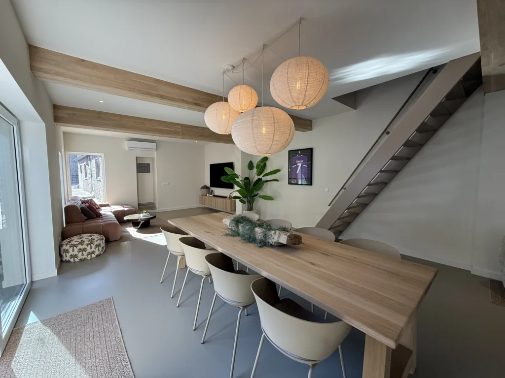 Eetkamer met nieuwe trap en airco na de totaalrenovatie