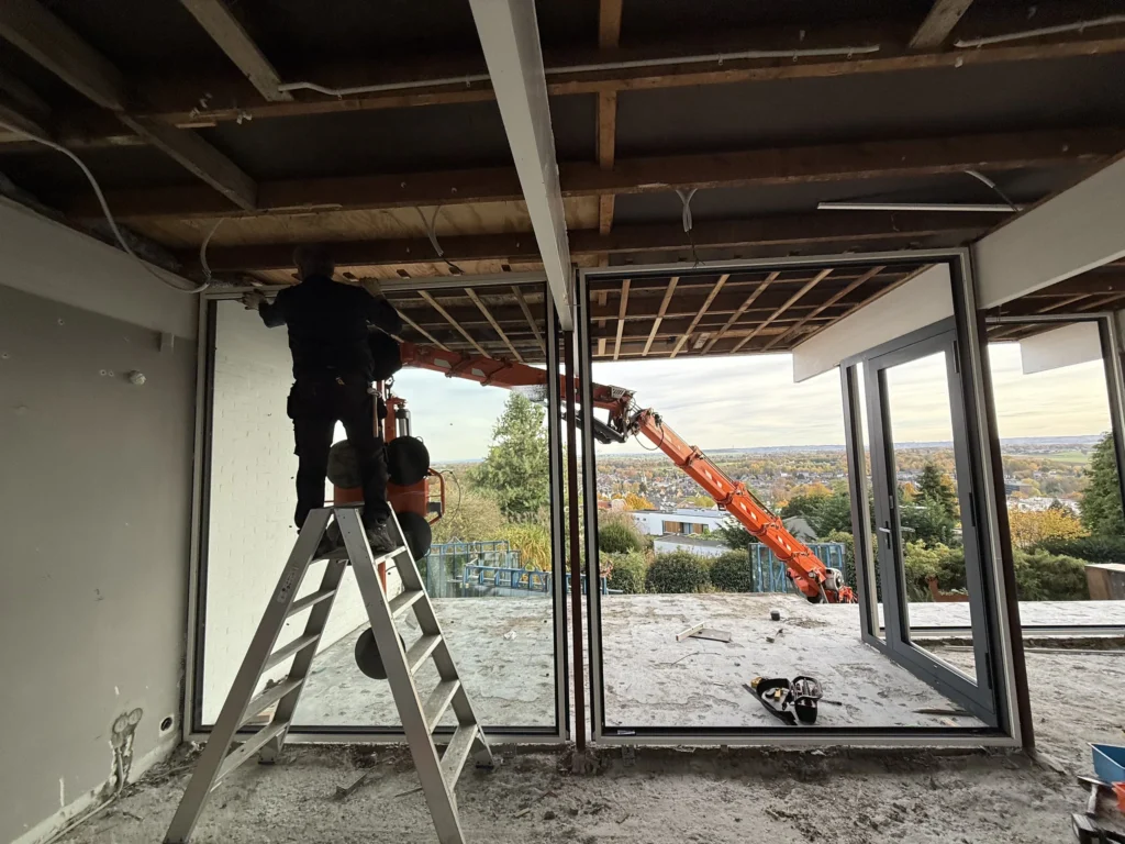 Plaatsing van nieuwe Reynaers aluminium kozijnen met triple beglazing